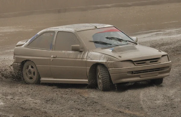 Carro de rali passando em uma pista de lama — Fotografia de Stock