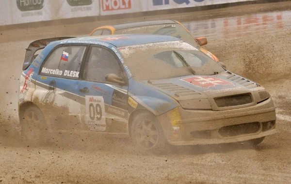 Rallybil som passerar på en lera spår — Stockfoto