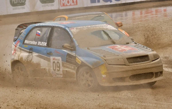 Carro de rali passando em uma pista de lama — Fotografia de Stock