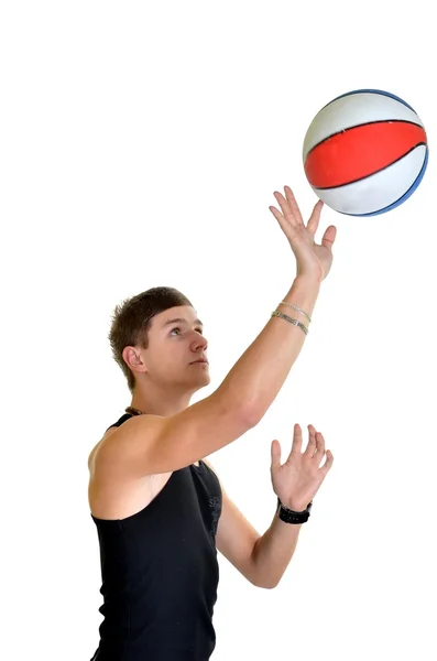 Portrett av en basketballspiller med basketball isolert på hvit rygggruppe – stockfoto