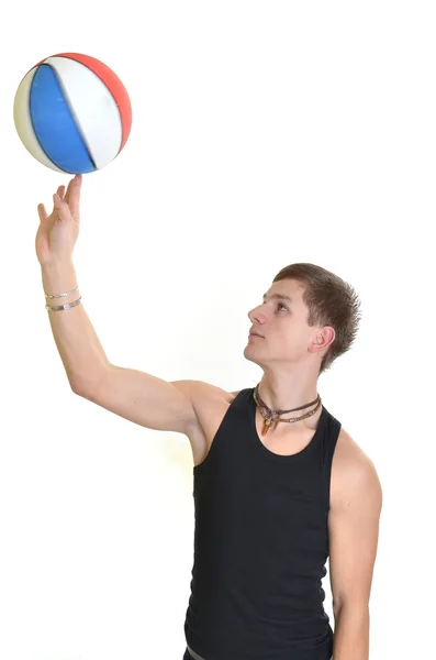 Portrét basketbalový hráč s basketbal izolovaných na bílém poza — Stock fotografie