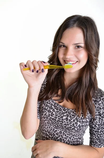 Όμορφο κορίτσι βουρτσίζει τα δόντια της — Φωτογραφία Αρχείου