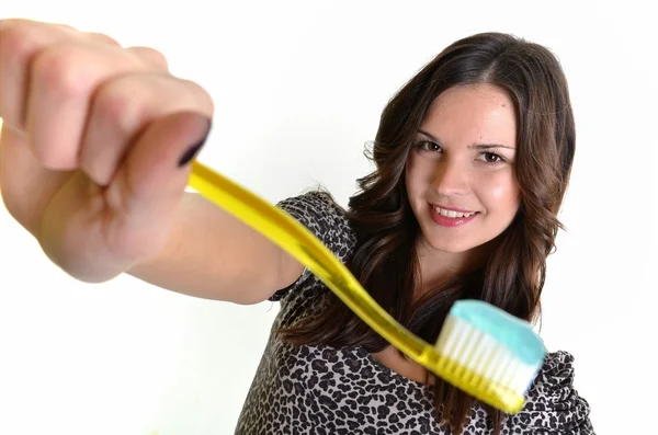 Hermosa chica cepillándose los dientes —  Fotos de Stock