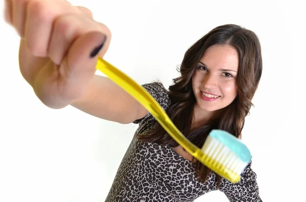Mooi meisje borstelen haar tanden — Stockfoto