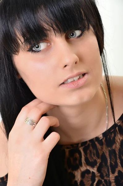 Ritratto di attraente donna caucasica sorridente bruna isolata su bianco s — Foto Stock