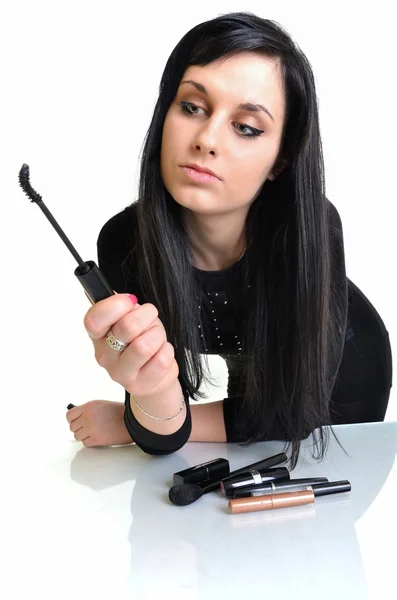 Vrij volwassen vrouw maken make-up rond de ogen. model poseren over Wit — Stockfoto