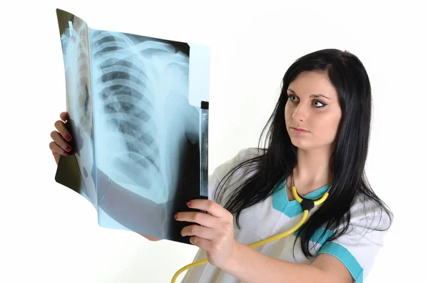 Une femme médecin vérifie la radiographie - isolée sur fond blanc — Photo