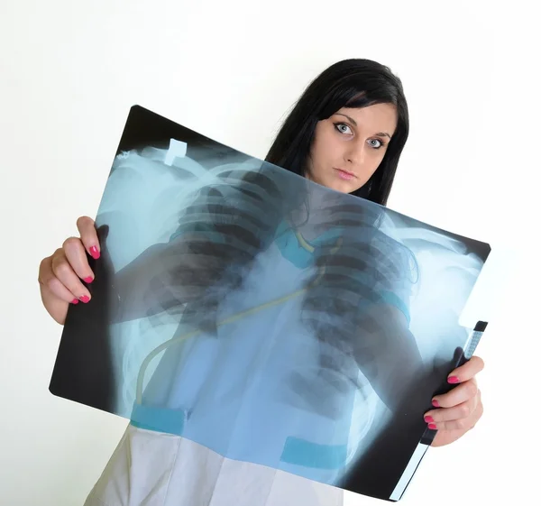 Kobieta lekarz sprawdza x-ray-na białym tle — Zdjęcie stockowe