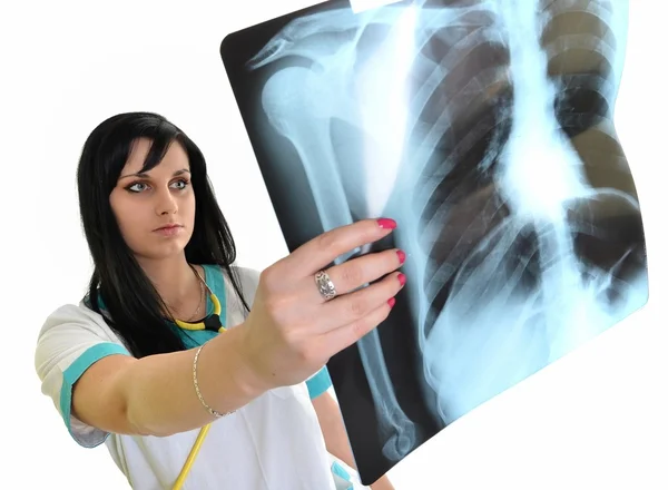 Uma médica feminina está verificando raio-x - isolado em fundo branco — Fotografia de Stock