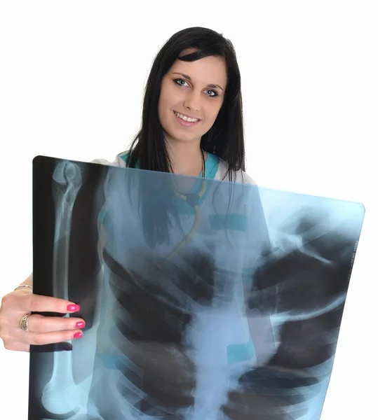 Женщина-врач проверяет рентген - изолирован на белом фоне — стоковое фото