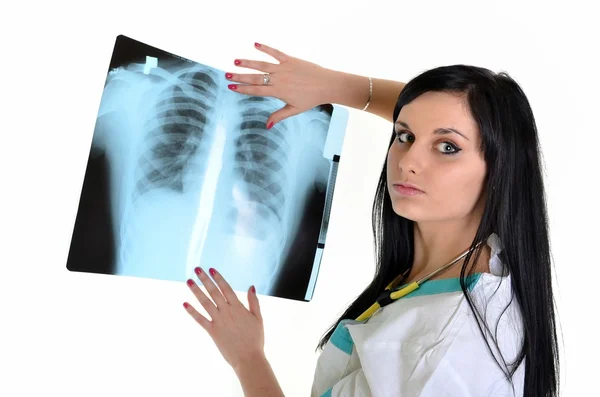 Μια γυναίκα γιατρό ελέγχει x-ray-που απομονώνονται σε λευκό φόντο — Φωτογραφία Αρχείου