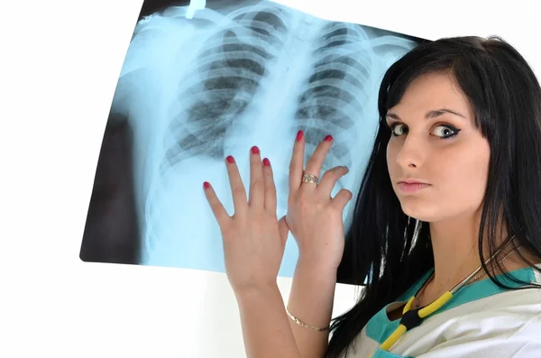 En kvinnlig läkare kontrollerar röntgen-isolerad på vit bakgrund Stockbild