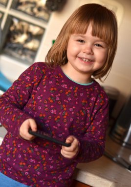 küçük kız cep telefonu, beyaz arka plan ile konuşma