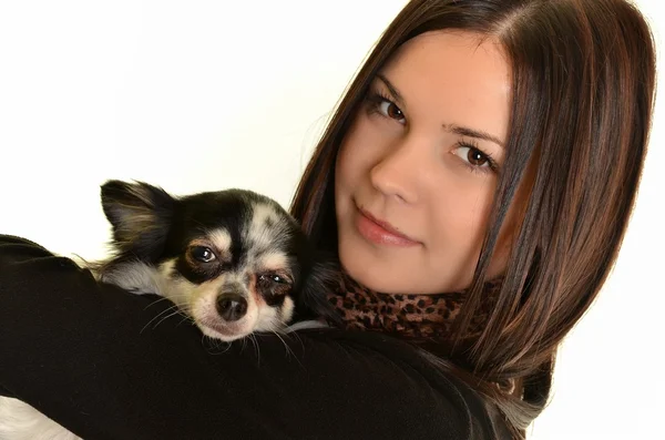 Menina posando em estúdio com seu pequeno cão — Fotografia de Stock