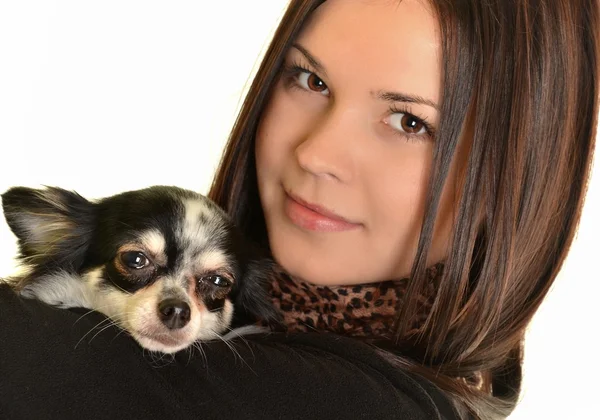 Flicka poserar i studio med hennes lilla hund — Stockfoto