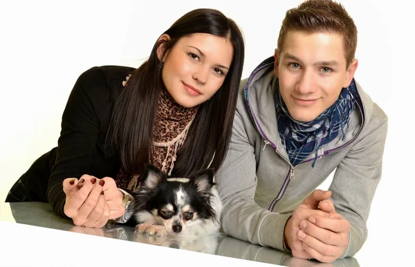 Paar met hond — Stockfoto