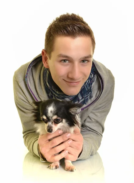 Divertido retrato de un joven sosteniendo un lindo perro chihuahua — Foto de Stock