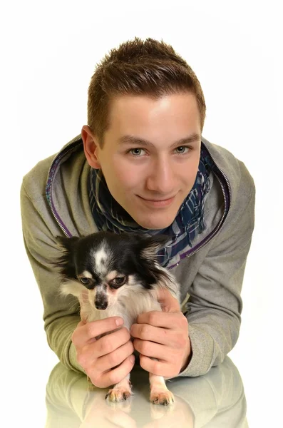 Egy fiatal ember, aki egy aranyos chihuahua kutya vicces portréja — Stock Fotó