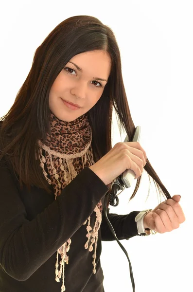 Πορτρέτο του όμορφη κοπέλα κάνει χτένισμα με σίδερο μαλλιών — Φωτογραφία Αρχείου