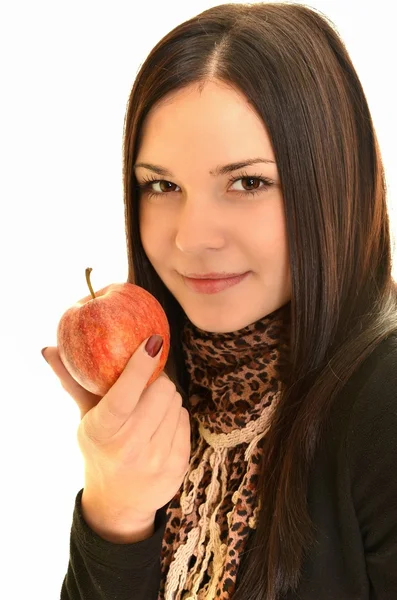 Крупним планом красива молода жінка тримає яблуко, яке вона збирається з'їсти — стокове фото
