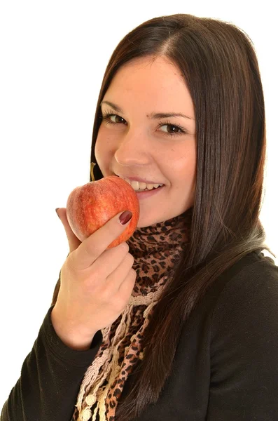 Nära håll ganska ung kvinna med ett äpple hon är på att äta — Stockfoto