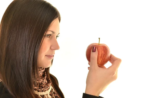 Крупним планом красива молода жінка тримає яблуко, яке вона збирається з'їсти — стокове фото