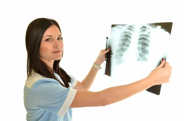 Genç ve güzel bir doktor hastanın x-ray izlerken — Stok fotoğraf