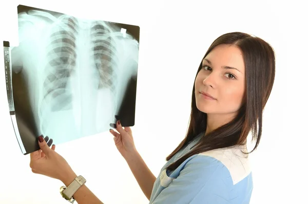 Ung och trevlig läkare tittar på en patient röntgen — Stockfoto