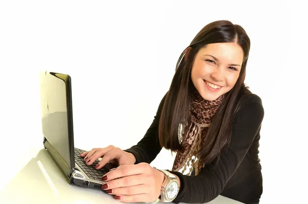 Молодая деловая женщина на ноутбуке - изолирована на белом — стоковое фото