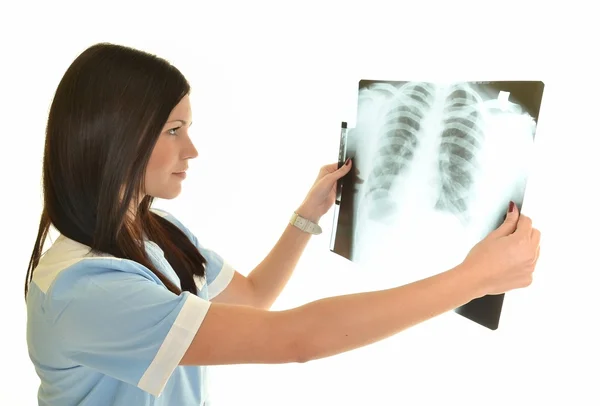 Joven y agradable doctor viendo un paciente de rayos X Imágenes de stock libres de derechos