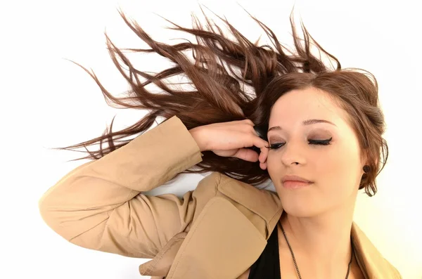 Portret van een mooie tiener meisje met lange krullende haren en schone huid van t — Stockfoto