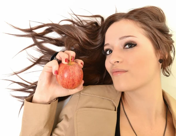 Молода красива дівчина з яблуком — стокове фото