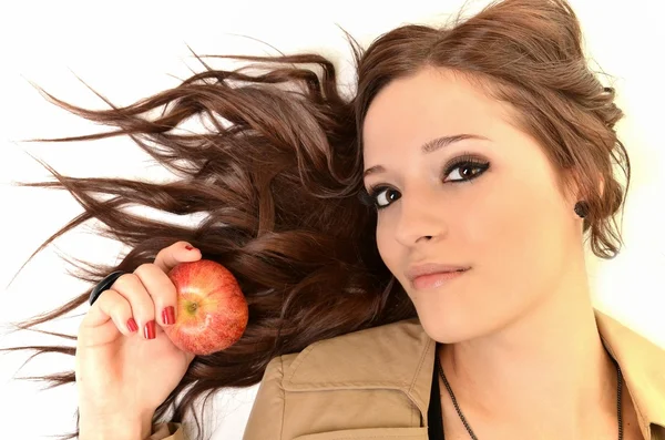 Молодая красивая девушка с яблоком — стоковое фото