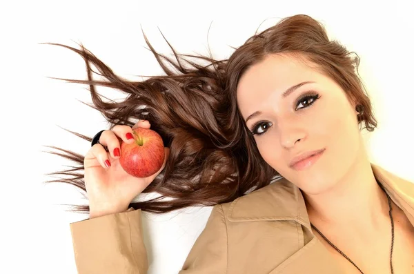 Молода красива дівчина з яблуком — стокове фото