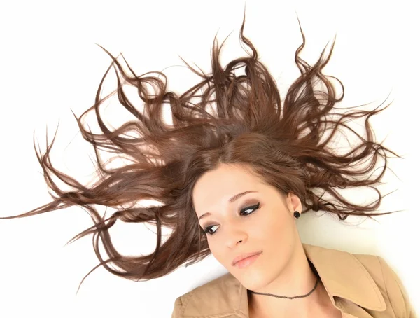 Ritratto di una bella adolescente con lunghi capelli ricci e pelle pulita di t — Foto Stock