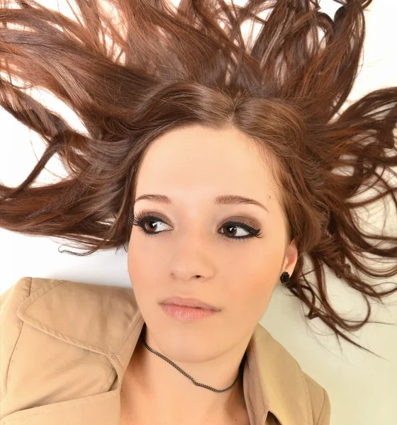 Portrét krásné dospívající dívka s dlouhými kudrnatými vlasy a čistou pokožku t — Stock fotografie
