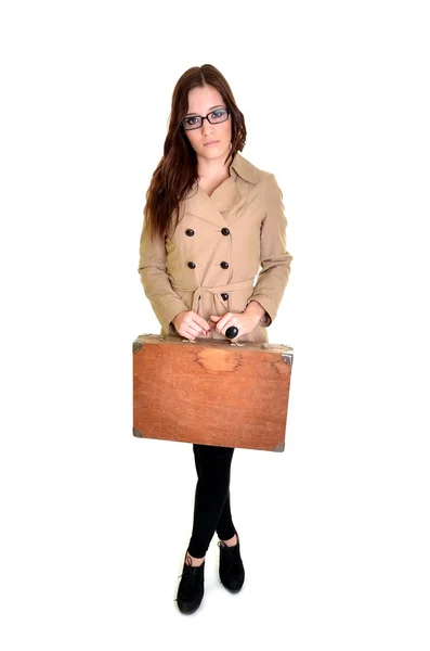 Frau mit Koffer isoliert auf weiß — Stockfoto