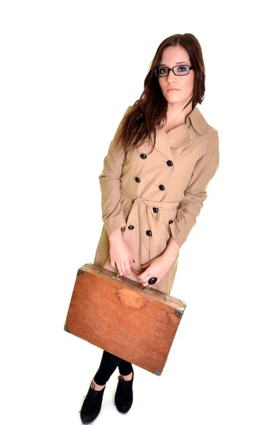 Žena s kufrem, izolované na bílém — Stock fotografie