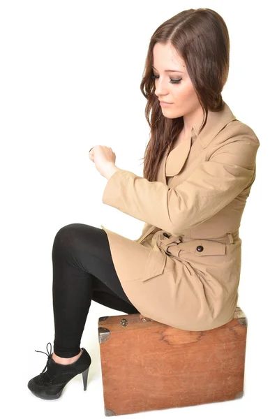 Žena s kufrem, izolované na bílém — Stock fotografie