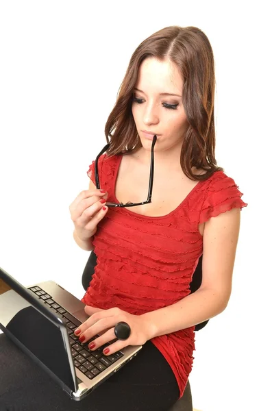 Молодая деловая женщина на ноутбуке - изолирована на белом — стоковое фото