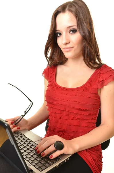 Joven mujer de negocios en un ordenador portátil - aislado en blanco —  Fotos de Stock