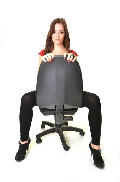 Junge Geschäftsfrau sitzt isoliert auf weißem Stuhl — Stockfoto