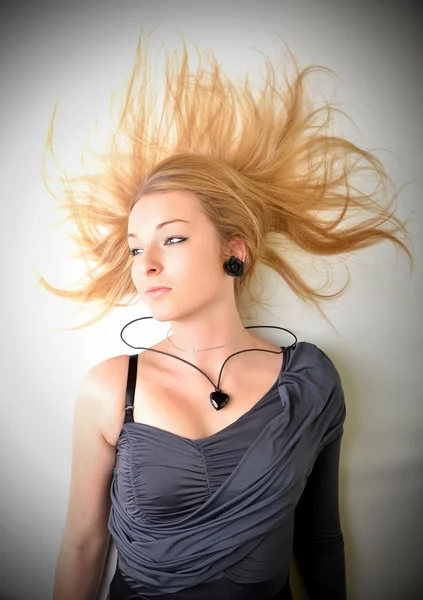 Sexig blond tjej på vit bakgrund — Stockfoto