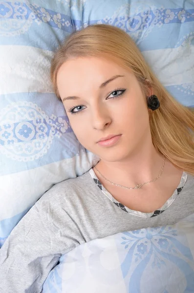 Σέξι ξανθιά γυναίκα που βρισκόταν στο κρεβάτι σε εσώρουχα — Φωτογραφία Αρχείου