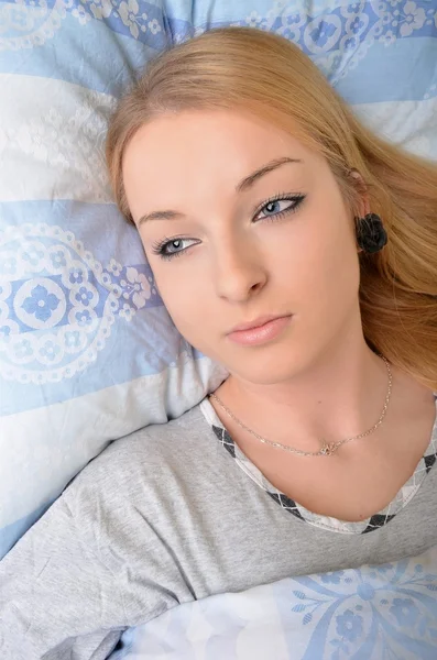 Сексуальная блондинка лежала на кровати в белье — стоковое фото