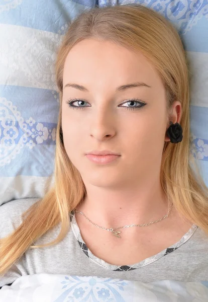 Sexy blonďatá žena ležela na posteli v prádle — Stock fotografie