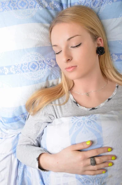 Сексуальна блондинка лежить на ліжку в нижній білизні — стокове фото