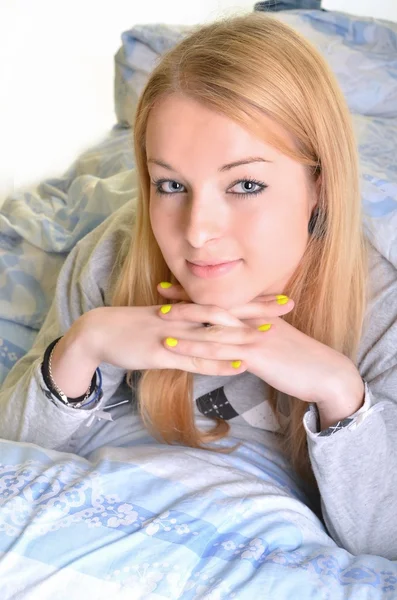 Schöne Frau schläft im Bett — Stockfoto