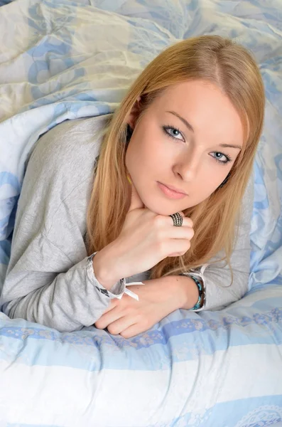 Krásná mladá dívka v posteli — Stock fotografie