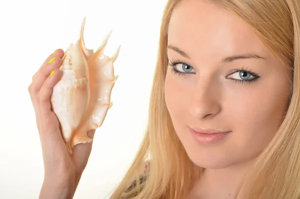 Nő a shell a kezében, fehér háttér — Stock Fotó